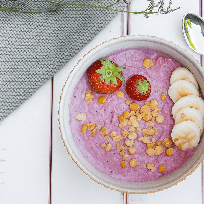 Aardbeienproteïnebowl voor de zomer