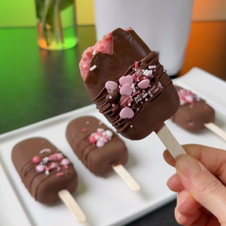 Zelfgemaakte aardbeienchocolade-ijs 