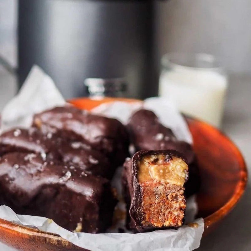 Autumnal nut bar with almond pomace