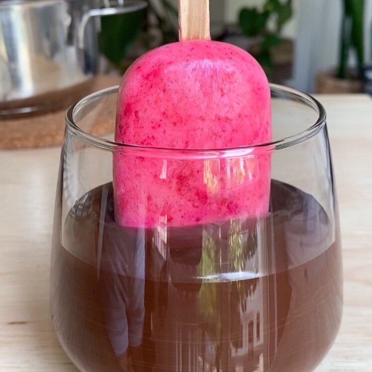 Frambozenijs op een stokje met chocolade 