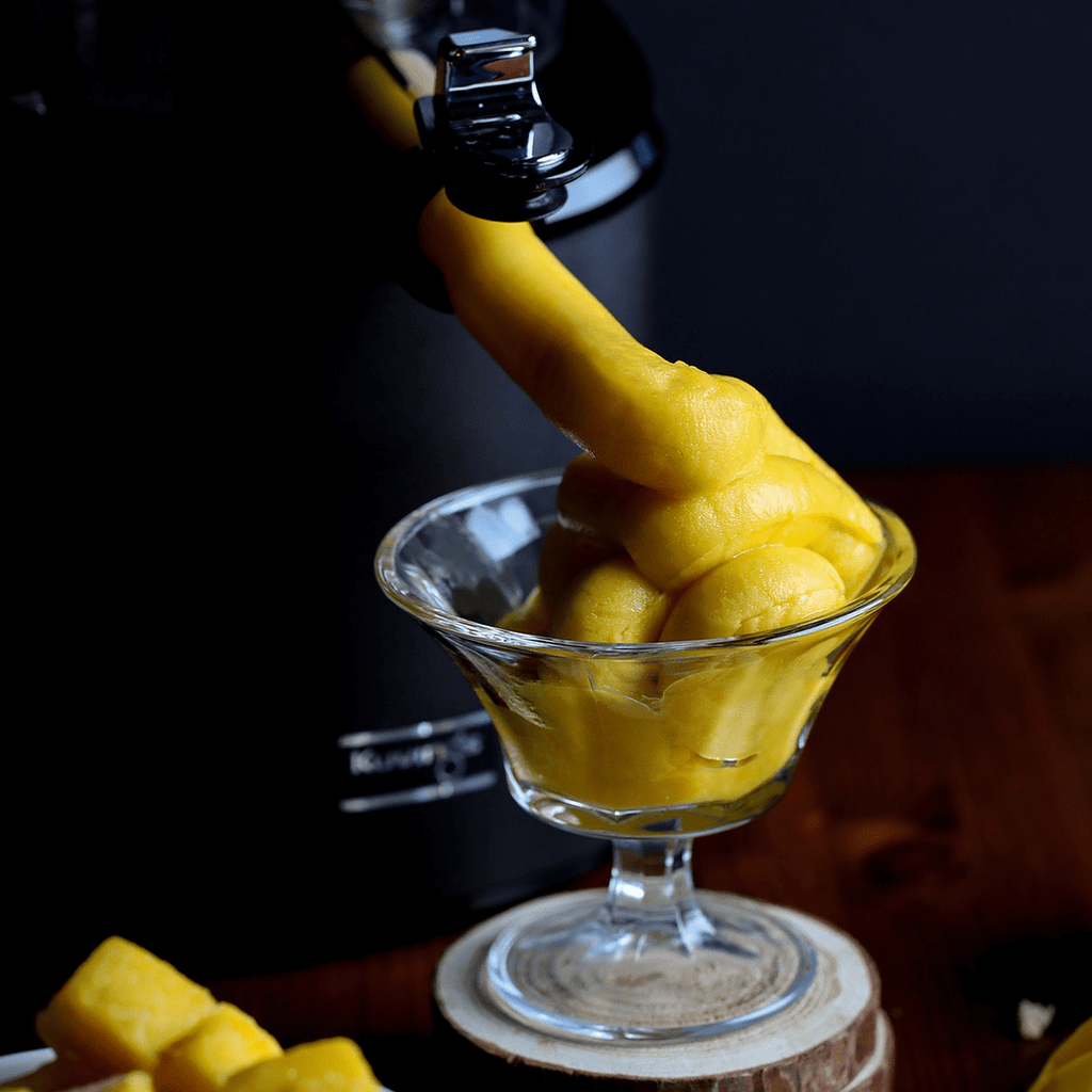 Mangosorbet met de Kuvings Slow Juicer