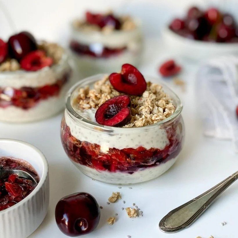 Veganistische kersenpulp yoghurt